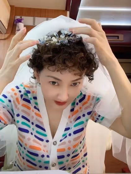春晚女神牛莉整容大變樣，臉部腫脹僵硬似發麵饅頭，鼻子像犀牛！