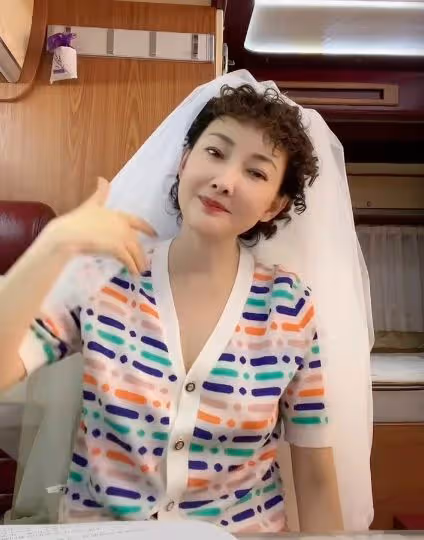 春晚女神牛莉整容大變樣，臉部腫脹僵硬似發麵饅頭，鼻子像犀牛！