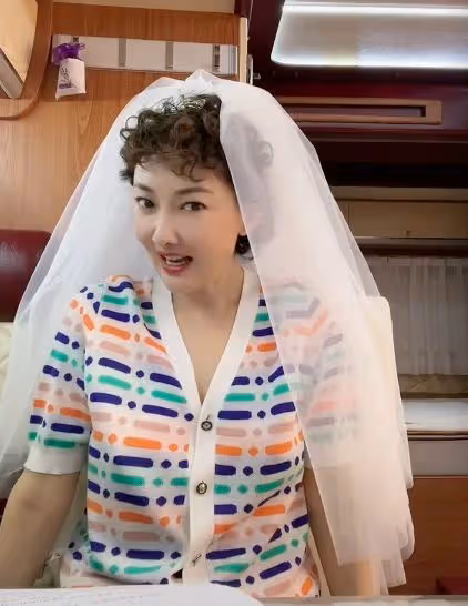 春晚女神牛莉整容大變樣，臉部腫脹僵硬似發麵饅頭，鼻子像犀牛！