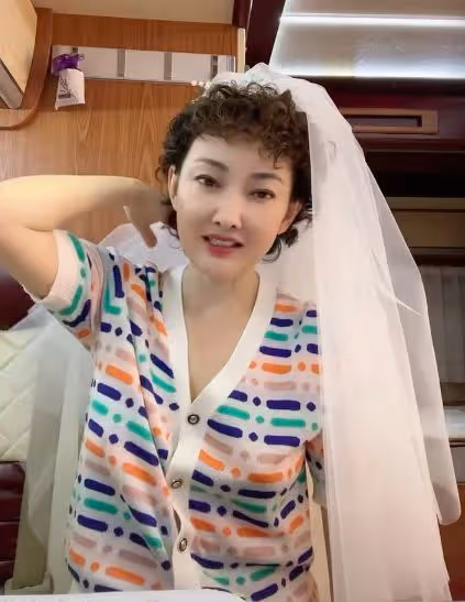 春晚女神牛莉整容大變樣，臉部腫脹僵硬似發麵饅頭，鼻子像犀牛！