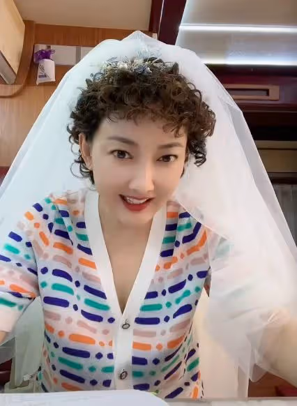 春晚女神牛莉整容大變樣，臉部腫脹僵硬似發麵饅頭，鼻子像犀牛！