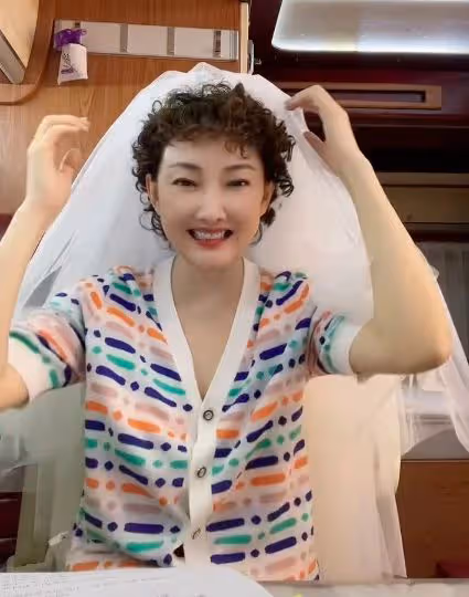 春晚女神牛莉整容大變樣，臉部腫脹僵硬似發麵饅頭，鼻子像犀牛！