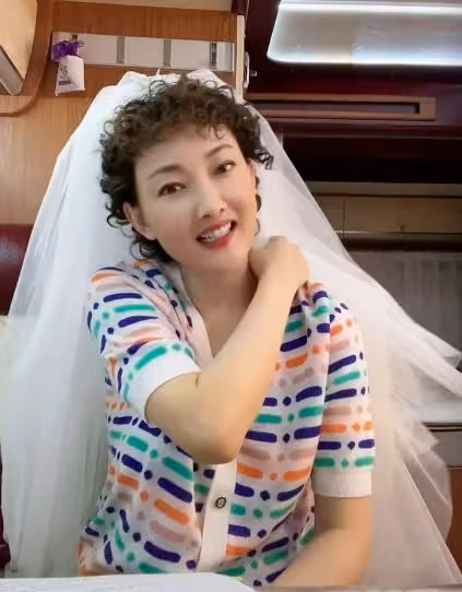 春晚女神牛莉整容大變樣，臉部腫脹僵硬似發麵饅頭，鼻子像犀牛！