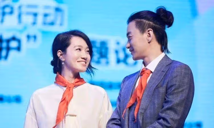 曾與周一圍同居5年，卻敗給了二婚的朱丹，今嫁富豪老公成贏家