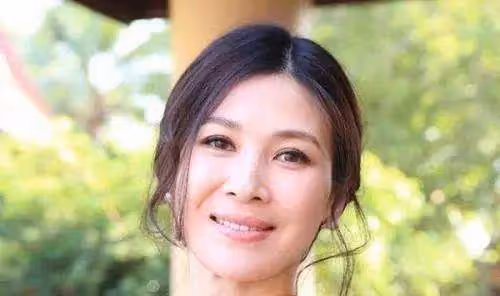 曾與周一圍同居5年，卻敗給了二婚的朱丹，今嫁富豪老公成贏家