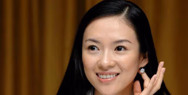 章子怡是他第三個女朋友，後娶外國美女，老婆比章子怡更漂亮