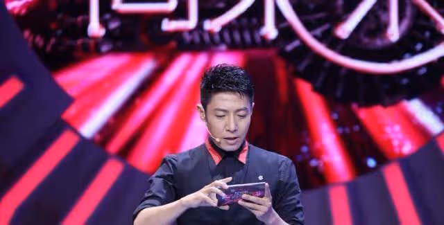 章子怡是他第三個女朋友，後娶外國美女，老婆比章子怡更漂亮