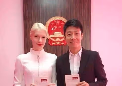 章子怡是他第三個女朋友，後娶外國美女，老婆比章子怡更漂亮