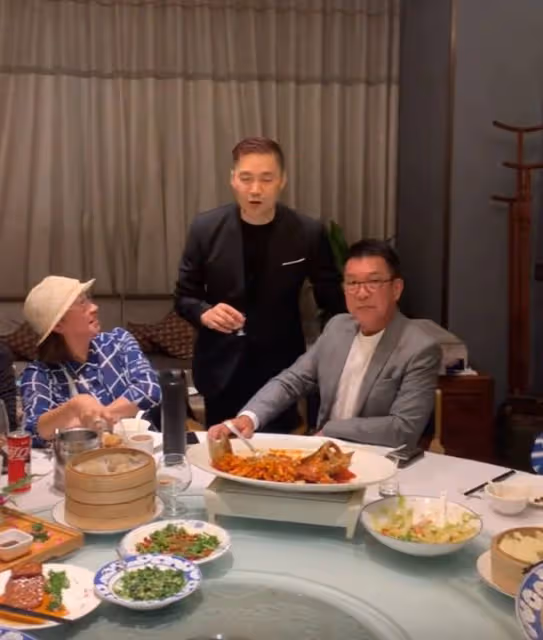 一眾港星齊聚內地吃大餐!元彪喝到滿臉紅,72歲「包租婆」精神好