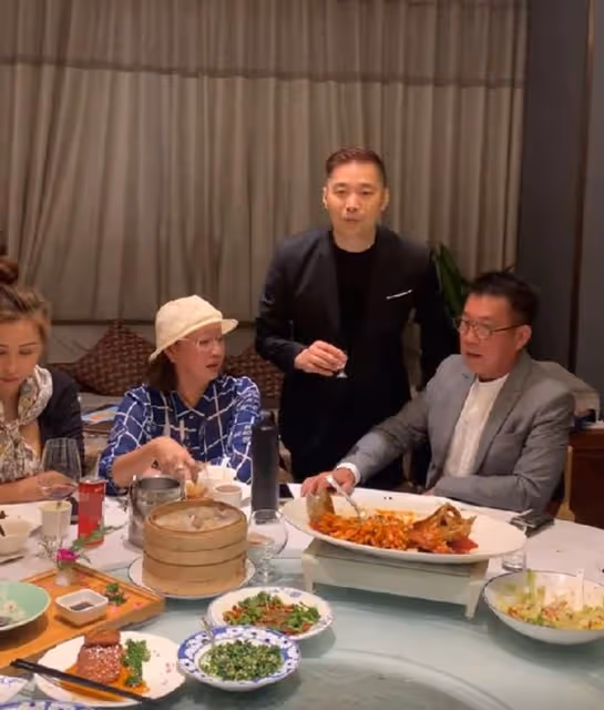 一眾港星齊聚內地吃大餐!元彪喝到滿臉紅,72歲「包租婆」精神好