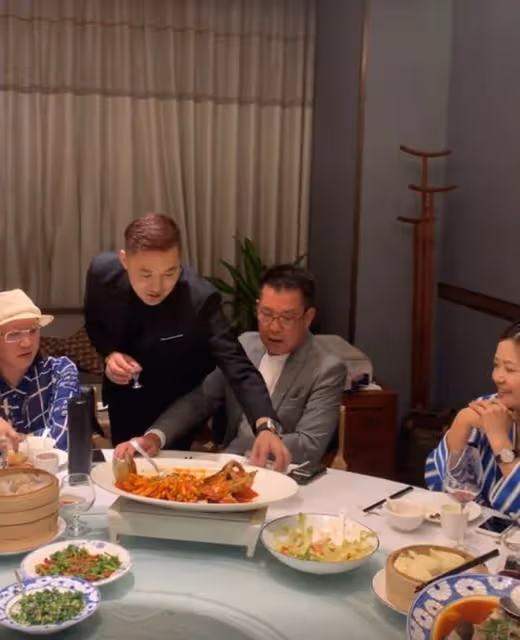 一眾港星齊聚內地吃大餐!元彪喝到滿臉紅,72歲「包租婆」精神好