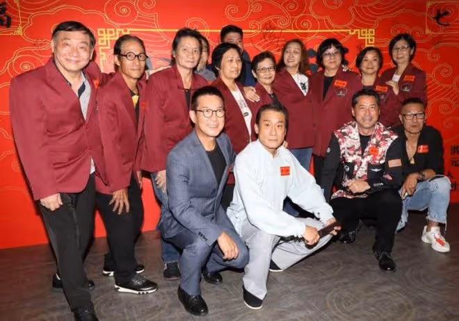 一眾港星齊聚內地吃大餐!元彪喝到滿臉紅,72歲「包租婆」精神好