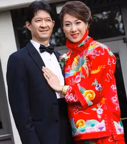 鍾嘉欣結婚像做慈善,洋老公五官平庸還顯老,早早放棄事業太可惜
