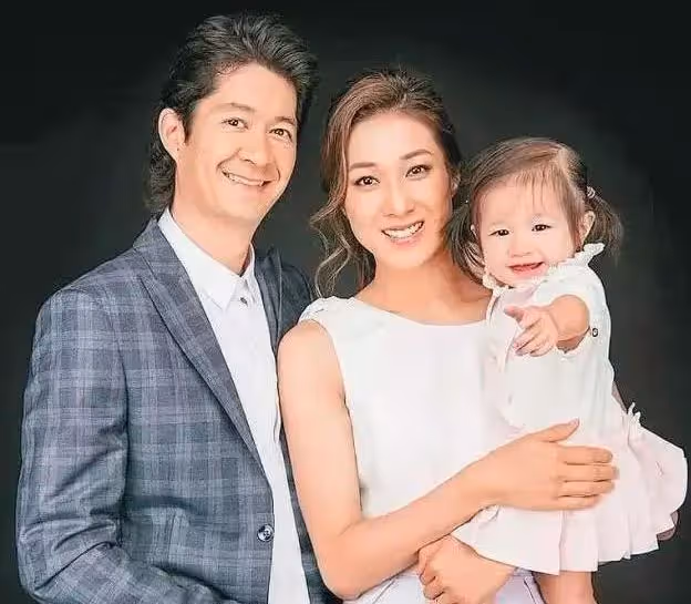 鍾嘉欣結婚像做慈善,洋老公五官平庸還顯老,早早放棄事業太可惜