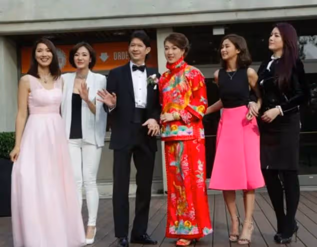 鍾嘉欣結婚像做慈善,洋老公五官平庸還顯老,早早放棄事業太可惜