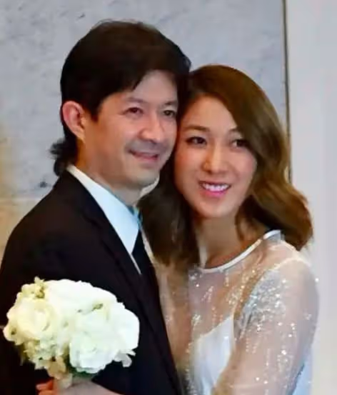 鍾嘉欣結婚像做慈善,洋老公五官平庸還顯老,早早放棄事業太可惜