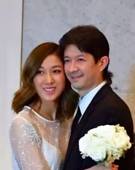 鍾嘉欣結婚像做慈善,洋老公五官平庸還顯老,早早放棄事業太可惜