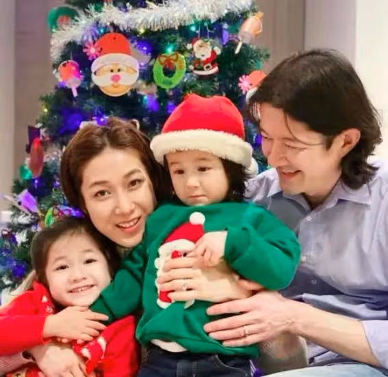 鍾嘉欣結婚像做慈善,洋老公五官平庸還顯老,早早放棄事業太可惜