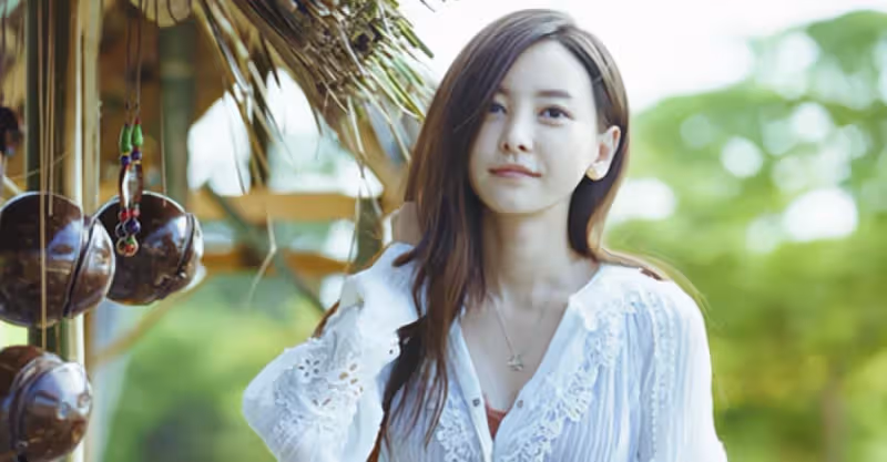 婚禮現場婆婆要求三拜九叩才給改口費，拆開紅包後，新娘「笑」了