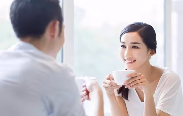 「自己回娘家吧!」得知妻子給小舅子買了房,男人當街丟下行李