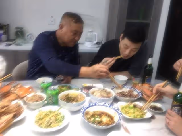 才61歲的岳父住進了我家,每天啥也不幹還大魚大肉的,好無奈