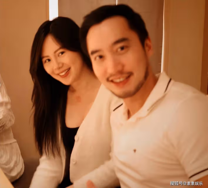 賴弘國為妻子置換豪車，爺爺在家中逗小寶貝，一家人其樂融融
