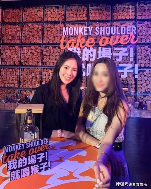 賴弘國為妻子置換豪車，爺爺在家中逗小寶貝，一家人其樂融融