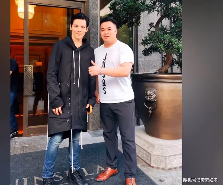 向佐全家現身上海，800萬豪車停在酒店，疑似郭碧婷帶女兒團聚