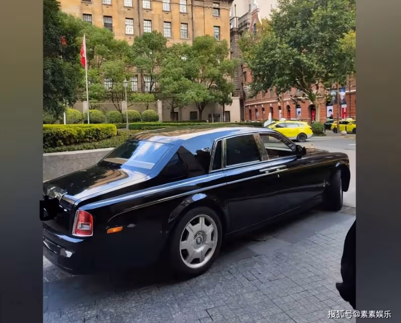 向佐全家現身上海，800萬豪車停在酒店，疑似郭碧婷帶女兒團聚