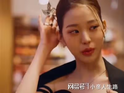 張元英頭戴中國鳳凰發簪，說很有韓國風情，並且想在巴黎展示