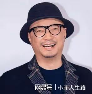 徐崢現身長沙街頭拍戲，身材發福肚腩突出，穿著樸素接地氣