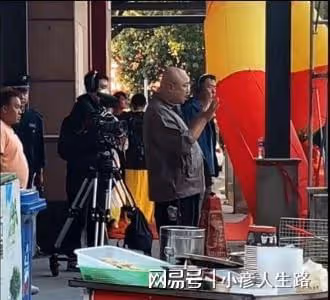 徐崢現身長沙街頭拍戲，身材發福肚腩突出，穿著樸素接地氣