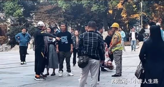 徐崢現身長沙街頭拍戲，身材發福肚腩突出，穿著樸素接地氣