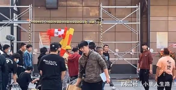 徐崢現身長沙街頭拍戲，身材發福肚腩突出，穿著樸素接地氣