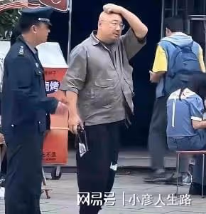 徐崢現身長沙街頭拍戲，身材發福肚腩突出，穿著樸素接地氣