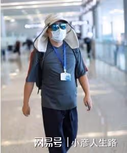 徐崢現身長沙街頭拍戲，身材發福肚腩突出，穿著樸素接地氣
