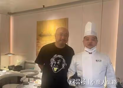徐崢現身長沙街頭拍戲，身材發福肚腩突出，穿著樸素接地氣