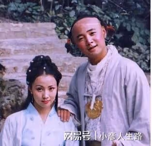 徐崢現身長沙街頭拍戲，身材發福肚腩突出，穿著樸素接地氣