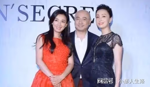 徐崢現身長沙街頭拍戲，身材發福肚腩突出，穿著樸素接地氣