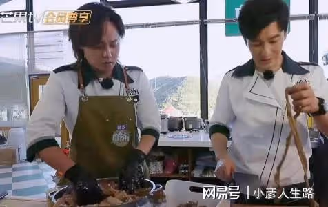 尹正劉宇寧聚餐牽手被拍，早就曝光過，劉宇寧曾說大老爺牽手能咋