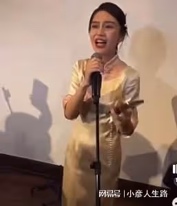 楊穎再曝私下聚會視頻,濃妝艷抹穿旗袍,表情浮誇大喊:誰最難聽