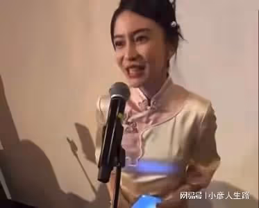 楊穎再曝私下聚會視頻,濃妝艷抹穿旗袍,表情浮誇大喊:誰最難聽
