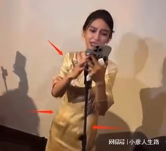 楊穎再曝私下聚會視頻,濃妝艷抹穿旗袍,表情浮誇大喊:誰最難聽