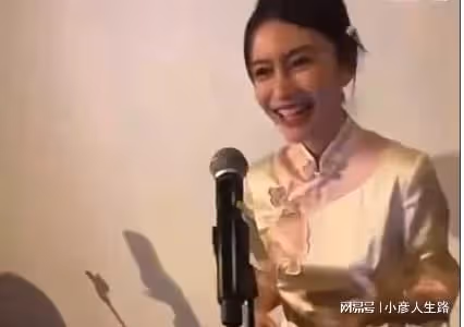 楊穎再曝私下聚會視頻,濃妝艷抹穿旗袍,表情浮誇大喊:誰最難聽