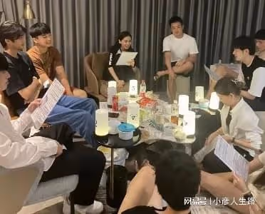 楊穎再曝私下聚會視頻,濃妝艷抹穿旗袍,表情浮誇大喊:誰最難聽