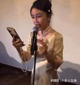 楊穎再曝私下聚會視頻,濃妝艷抹穿旗袍,表情浮誇大喊:誰最難聽