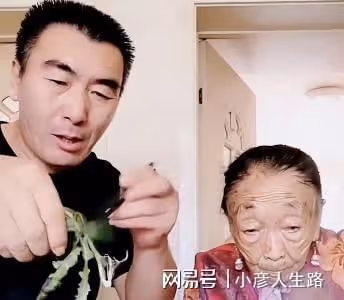 85歲馬玉琴回老家,被姐姐安排蹲門口摘花生,網友:過分了