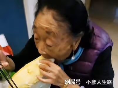 85歲馬玉琴回老家,被姐姐安排蹲門口摘花生,網友:過分了