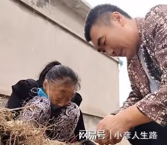 85歲馬玉琴回老家,被姐姐安排蹲門口摘花生,網友:過分了