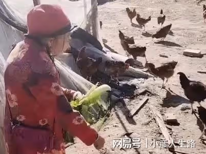 85歲馬玉琴回老家,被姐姐安排蹲門口摘花生,網友:過分了
